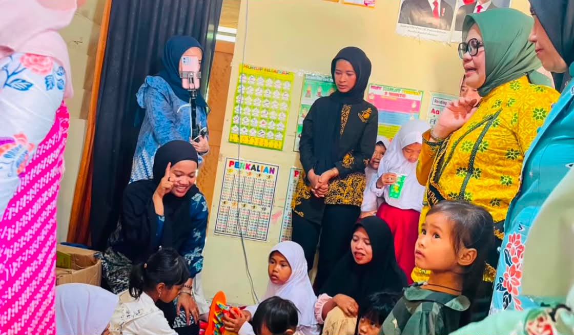 Dokumentasi Dukungan Pemerintah Daerah untuk Pendidikan Suku Anak Dalam   Kunjungan Ketua TP PKK Kabupaten Bungo