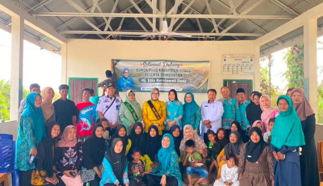 Dokumentasi Dukungan Pemerintah Daerah untuk Pendidikan Suku Anak Dalam   Kunjungan Ketua TP PKK Kabupaten Bungo